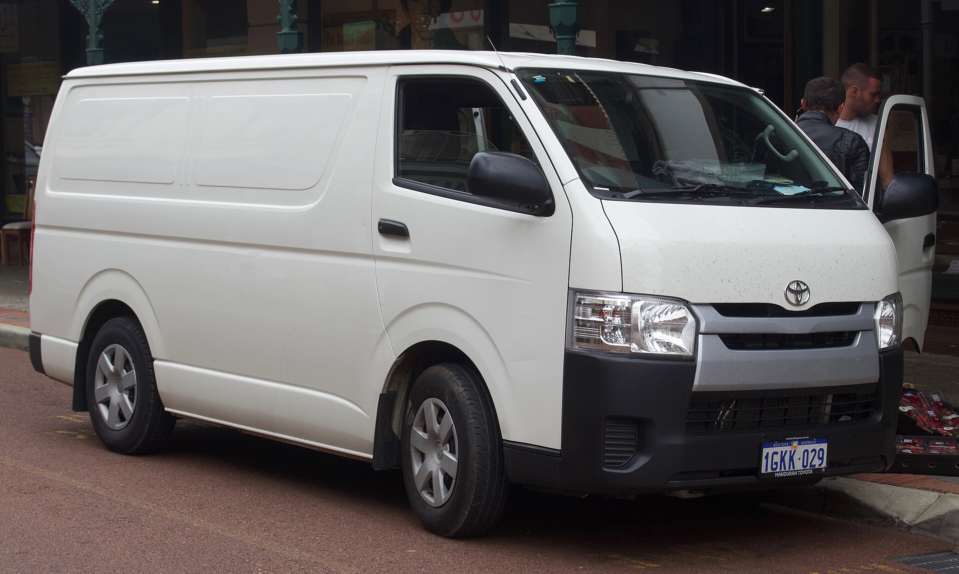 Van 15 kursi, HiAce Commuter